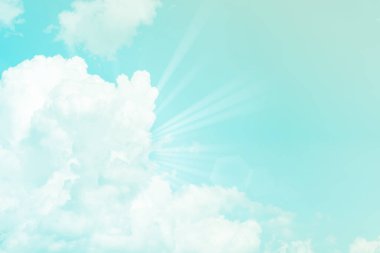 Yumuşak gökyüzü ve bulut arkaplanı pastel renk tonuyla.