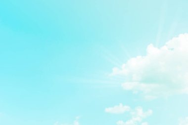 Yumuşak gökyüzü ve bulut arkaplanı pastel renk tonuyla.