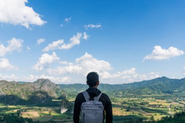 İnsanoğlu sırt çantasıyla dünyayı dolaşır ve hayat kavramını rahatlatır..