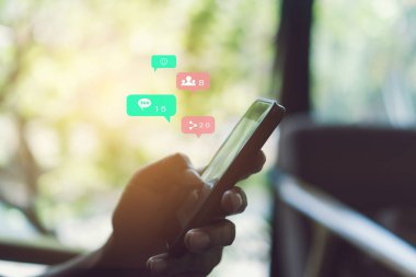 Sosyal medya ve pazarlama sanal simgeleri ekran kavramına sahip akıllı telefonlu klavye yazmak.