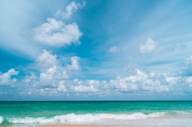 Tropikal doğa temiz plaj ve yazın beyaz kum açık mavi gökyüzü ve soyut arkaplan.