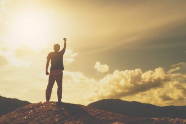 İnsanoğlu sırt çantasıyla dünyayı dolaşır ve hayat kavramını rahatlatır..