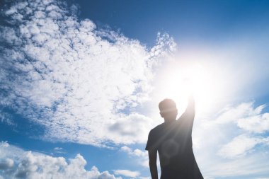 İnsanoğlu sırt çantasıyla dünyayı dolaşır ve hayat kavramını rahatlatır..