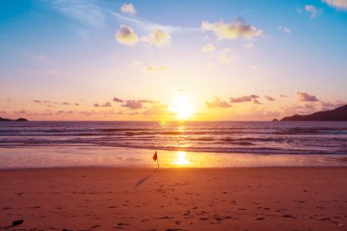 Bokeh portakal rengi günbatımı temalı plaj.