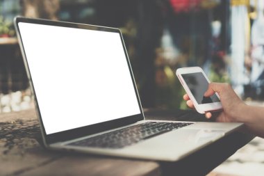 Çalışma masasında çalışmak için dizüstü bilgisayar kullanan insanlar. İş, finans, ticaret hisseleri ve sosyal ağ kavramı.