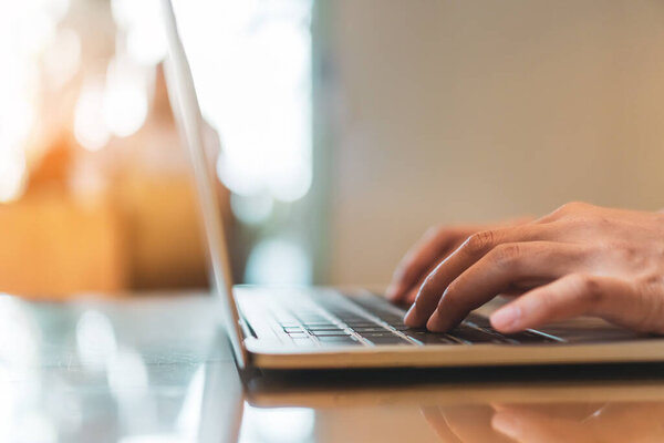 Люди используют ноутбук для работы на рабочем столе. Концепция бизнес, финансовые, торговые акции, макет и социальные сети.