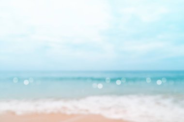 Bulanık tropikal doğa temiz plaj ve yazın beyaz kum açık mavi gökyüzü ve soyut arkaplan.