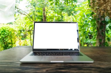 Tatil günü çalışmak için bilgisayar ve akıllı telefon kullanan bir kadın..