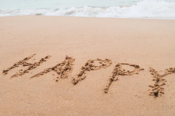 Szczęśliwy Słowo Ręka Narysowane Piasku Lato Plaża Tło — Zdjęcie stockowe