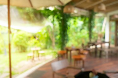 Bulanık kahve ve müşteri geçmişi olan dinlendirici kafe..