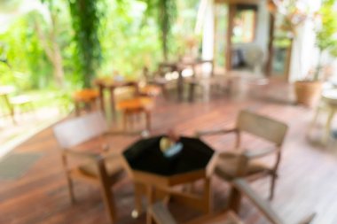 Bulanık kahve ve müşteri geçmişi olan dinlendirici kafe..