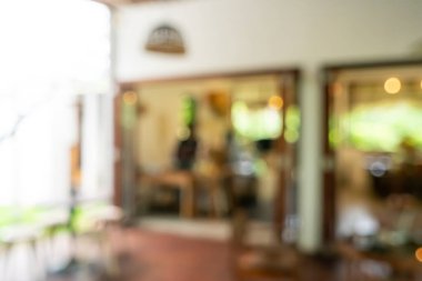 Bulanık kahve ve müşteri geçmişi olan dinlendirici kafe..