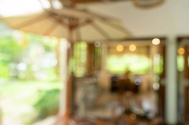 Bulanık kahve ve müşteri geçmişi olan dinlendirici kafe..