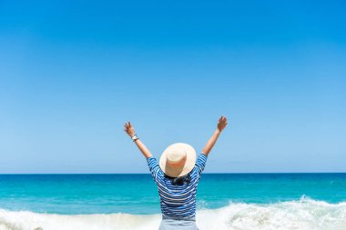 Kadınlar yaz tatilinde dünyayı dolaşır ve hayat kavramını rahatlatır..