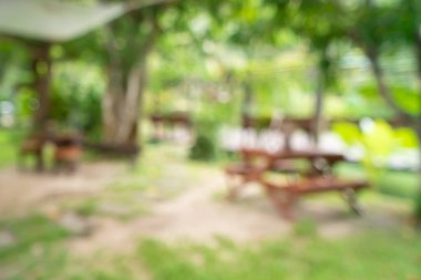 Bulanık kahve ve müşteri geçmişi olan dinlendirici kafe..