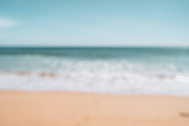 Bulanık yaz Bokeh plajı. Güneş ışığı ve mavi gökyüzü arka planı..