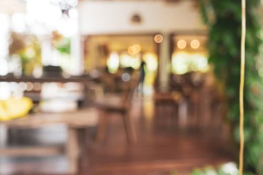 Bulanık kahve ve müşteri geçmişi olan dinlendirici kafe..