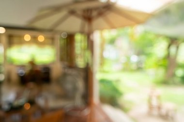 Bulanık kahve ve müşteri geçmişi olan dinlendirici kafe..