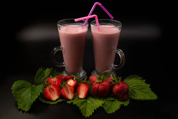 Batido Fresa Sobre Fondo Negro Con Bayas Hojas Fresa — Foto de Stock