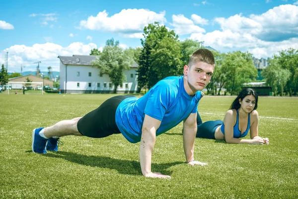 Joven Atleta Haciendo Flexiones Aire Libre Campo Fútbol Hierba Junto — Foto de Stock