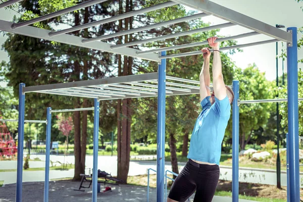 Genç Yetişkin Adam Açık Spor Salonu Demirlere Park Asılı Fitness — Stok fotoğraf