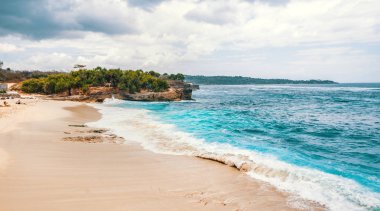 Güzel rüya Nusa Lembongan ada Bali, Endonezya kumsalda. Tonlu görüntü.