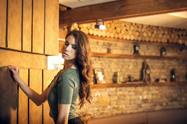 Jovem Mulher Sedutora Adulta Posando Interior Rústico Cabana Montanha — Fotografia de Stock