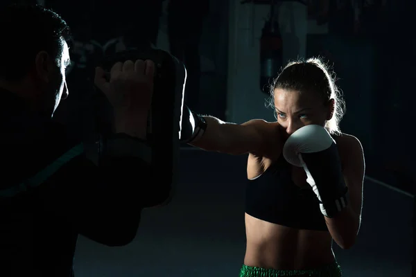Νεαρή Ενήλικη Γυναίκα Που Κάνει Προπόνηση Kickboxing Τον Προπονητή Της — Φωτογραφία Αρχείου