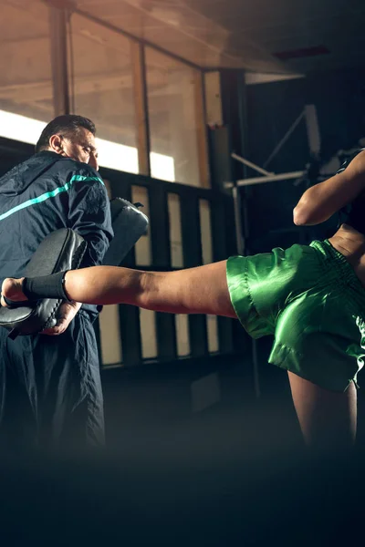 Jovem Mulher Adulta Fazendo Chute Alto Durante Exercício Treinamento Kickboxing — Fotografia de Stock