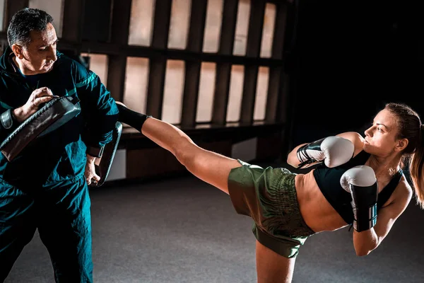 Genç Yetişkin Kadın Kickboxing Eğitim Egzersiz Sırasında Yüksek Tekme Yapmak — Stok fotoğraf