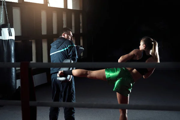 Jovem Mulher Adulta Fazendo Chute Alto Durante Exercício Treinamento Kickboxing — Fotografia de Stock