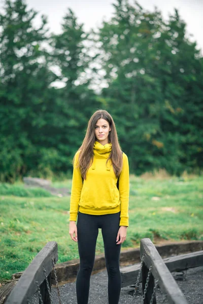 Μελαχρινή Νεαρή Γυναίκα Πεζοπορία Στο Βουνό Φορώντας Κίτρινο Hoodie Πιο — Φωτογραφία Αρχείου