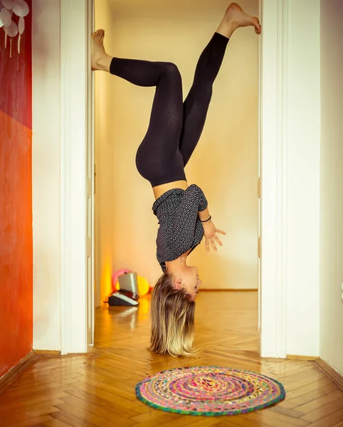 Mujer Atractiva Joven Practicando Yoga Pie Alféizar Casa Ejercicio Adho — Foto de Stock