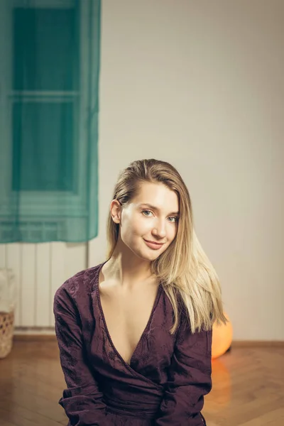 Joven Atractiva Rubia Feliz Retrato Interior Imagen Tonificada —  Fotos de Stock