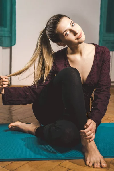 Mujer Rubia Joven Sentada Una Esterilla Yoga Imagen Tonificada — Foto de Stock