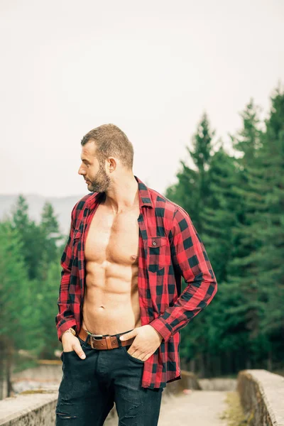 입고 하는 잘생긴 남자 체크 셔츠 야외 — 스톡 사진
