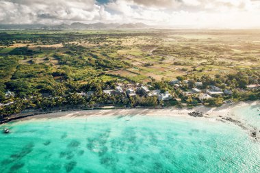 Belle Mare plajlarının aearial görünümü, Mauritius.