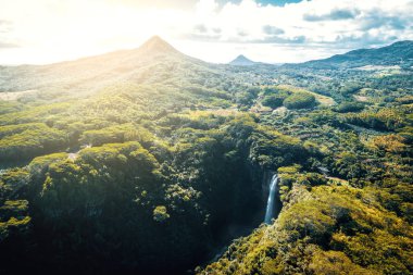 Mauritius üzerinde Chamarel Şelalesi havadan görünümü