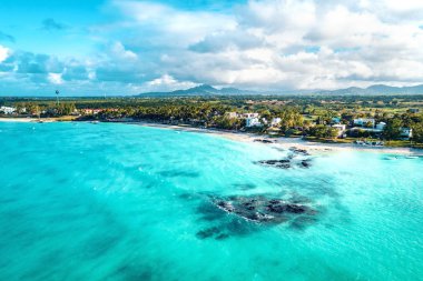 Belle Mare plajlarının aearial görünümü, Mauritius.