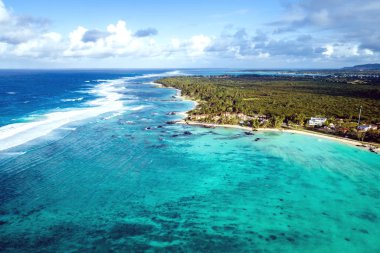 Belle Mare plajlarının aearial görünümü, Mauritius.