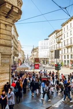 Milano metro istasyonuna giriş, İtalya.