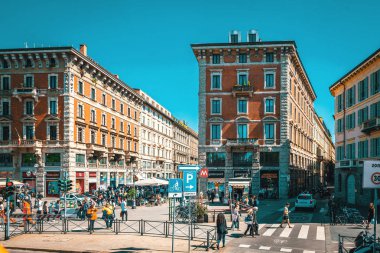 Milano metro istasyonuna giriş, İtalya.