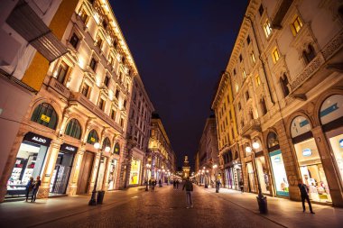 Milano sokaklarının gece fotoğrafı