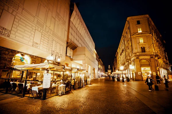 Noite foto de ruas de Milão — Fotografia de Stock