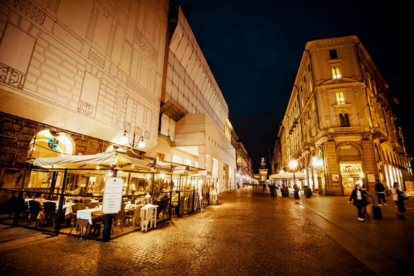 Natt foto av Milan Streets — Stockfoto