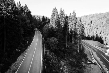 Dağ yolundan Saraybosna ve Tuzla arasında