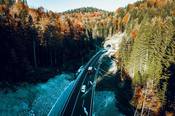 Luchtfoto van Karaula viaduct in Bosnië. Tunnel en over de weg. — Stockfoto