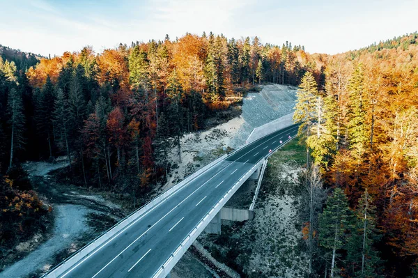 Dağ yolundan Saraybosna ve Tuzla arasında