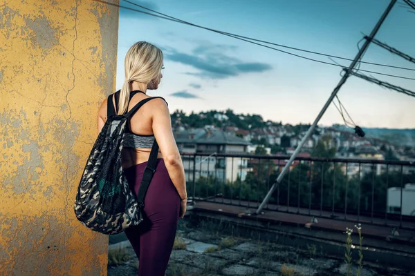 Çatıda fitness çantası ile sarışın — Stok fotoğraf