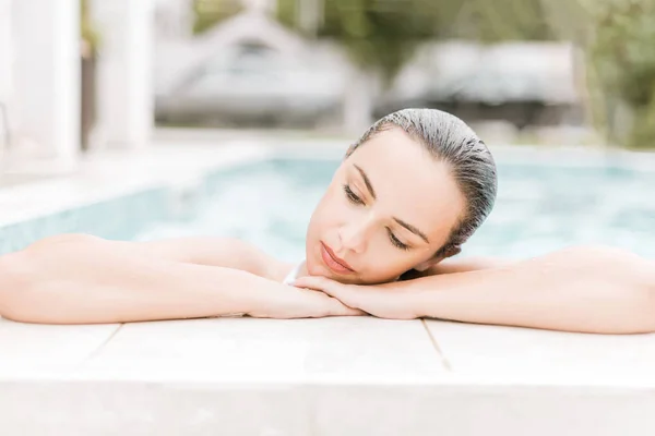 Menina elegante na piscina exterior . — Fotografia de Stock